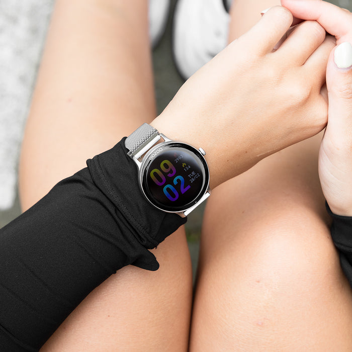 Oozoo Zilverkleurige OOZOO Smartwatch Met Zilverkleurige Metalen Mesh Armband - Q00135