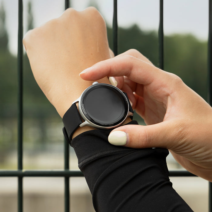 Oozoo Zilverkleurige OOZOO Smartwatch Met Zwarte Rubber Band - Q00130