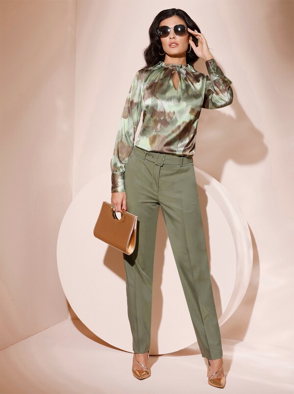 patrizia dini by heine Satijnen blouse met brede knoopmanchetten kaki/lindegroen bedrukt