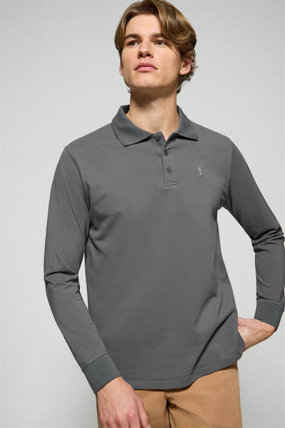 polo club Asfaltgrijze polo met lange mouwen en drie knopen met Rigby Go-logo
