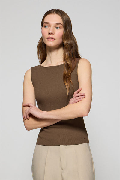 polo club Mokkakleurige trui Lalita met boothals en parelmoeren knoop polo club Mokkakleurige trui Lalita met boothals en parelmoeren knoop