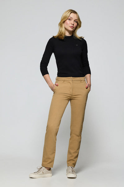 polo club Zandkleurige chino ‘May’ met geborduurd minimaal Polo Club-detail op de broekzak