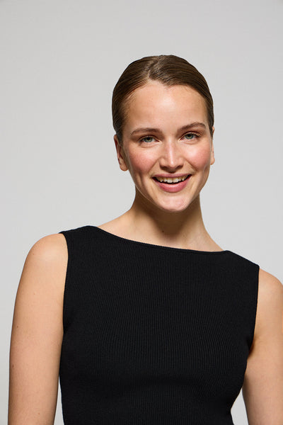 polo club Zwarte trui Lalita met boothals en parelmoeren knoop polo club Zwarte trui Lalita met boothals en parelmoeren knoop