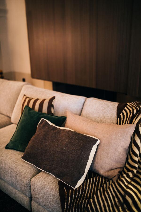 Pomax ALPHA BORDERS - Kussen - Linnen / Velvet - L 60 X W 40 Cm - Bruin