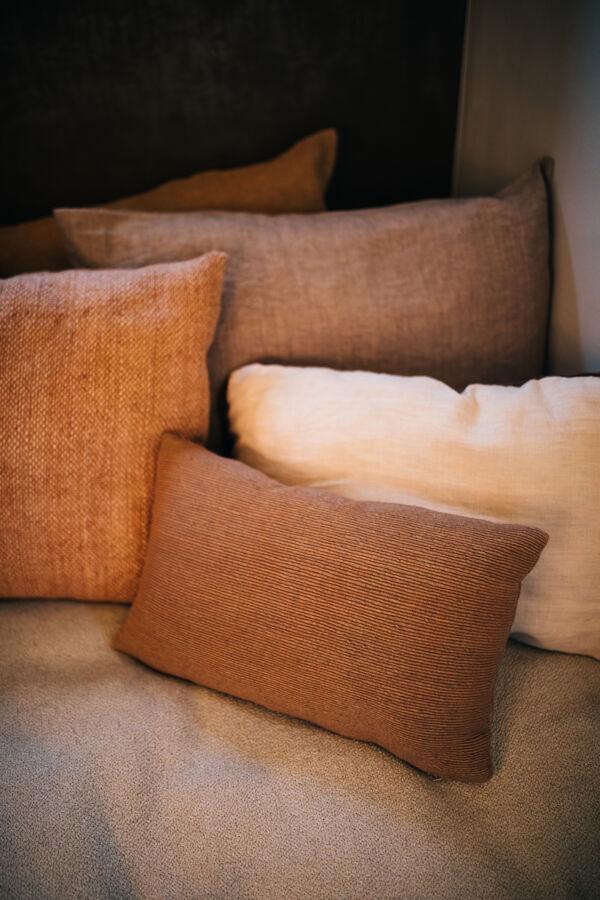 Pomax DIMARO - Kussen - Katoen / Viscose - L 50 X W 30 Cm - Zandkleur