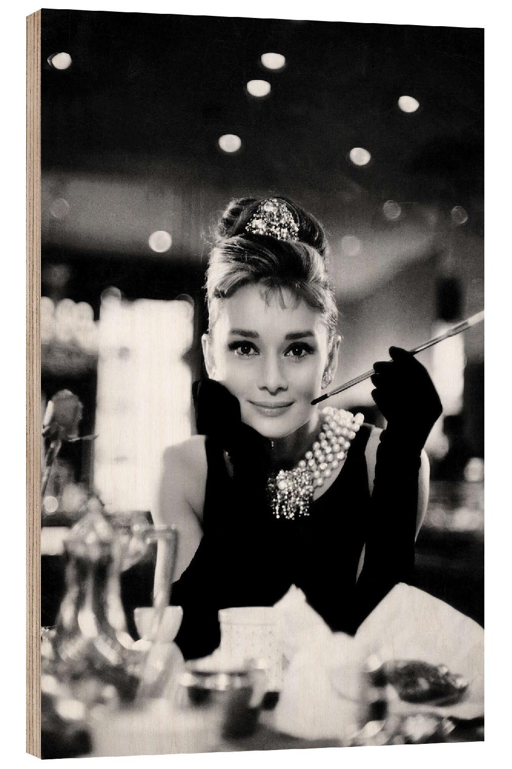 posterlounge Hout print Audrey Hepburn in Diamanten bij het ontbijt