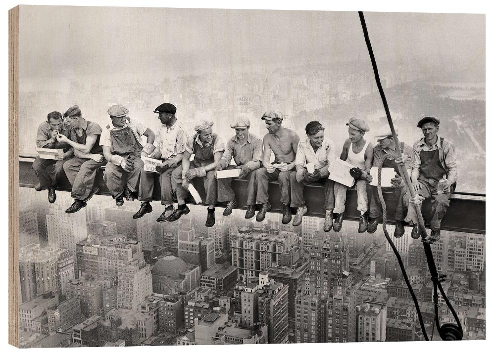 posterlounge Hout print Lunch atop a skyscraper