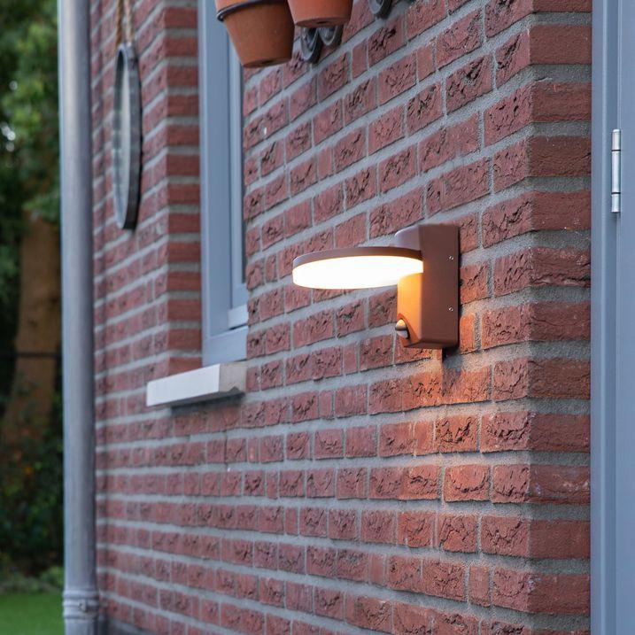 qazqa Buiten wandlamp roestbruin incl. LED IP54 bewegingssensor - Esmee
