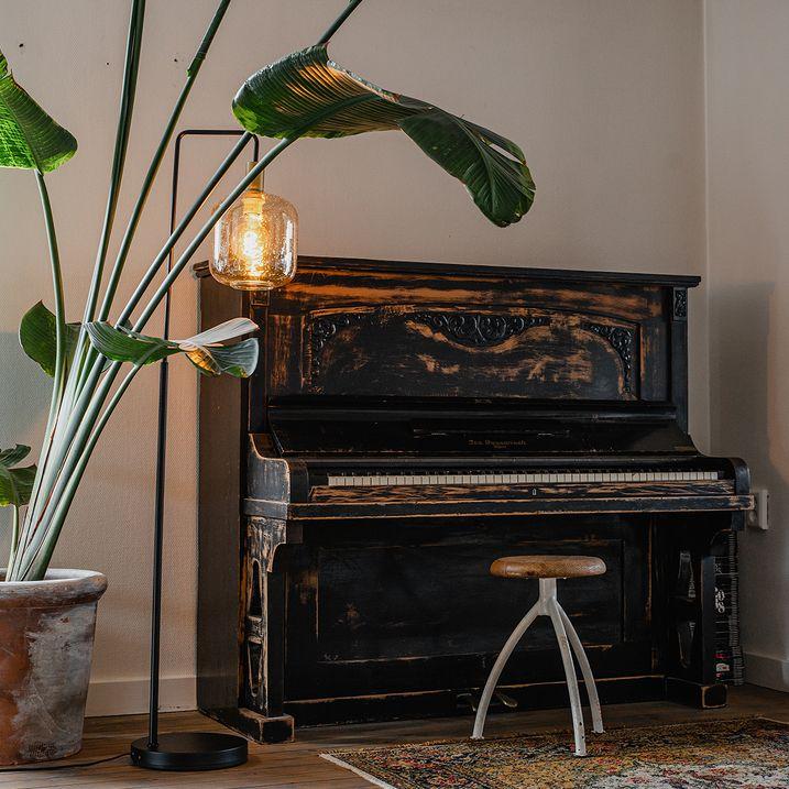 qazqa Design vloerlamp zwart met messing en amber glas - Zuzanna