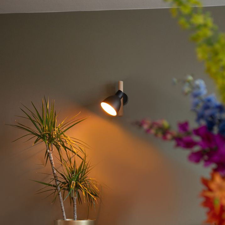 qazqa Landelijke wandlamp zwart met hout - Flint