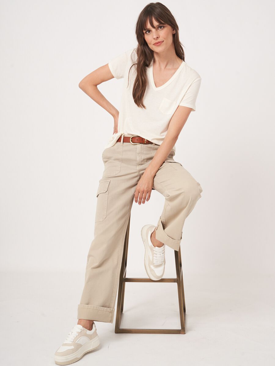 repeat cashmere Basic dames T-shirt met V-hals en borstzak