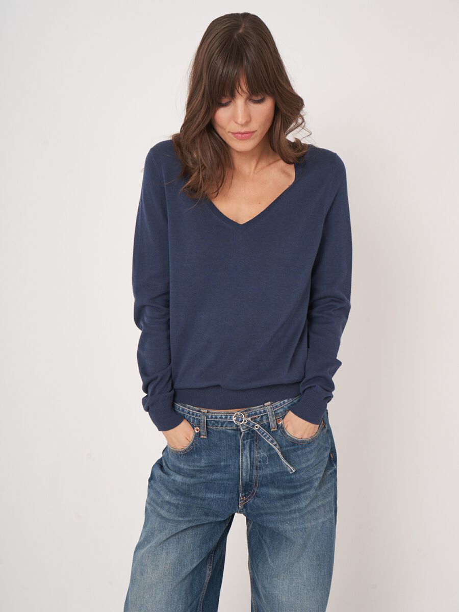 repeat cashmere Basic fijngebreide V-hals trui in katoenmix