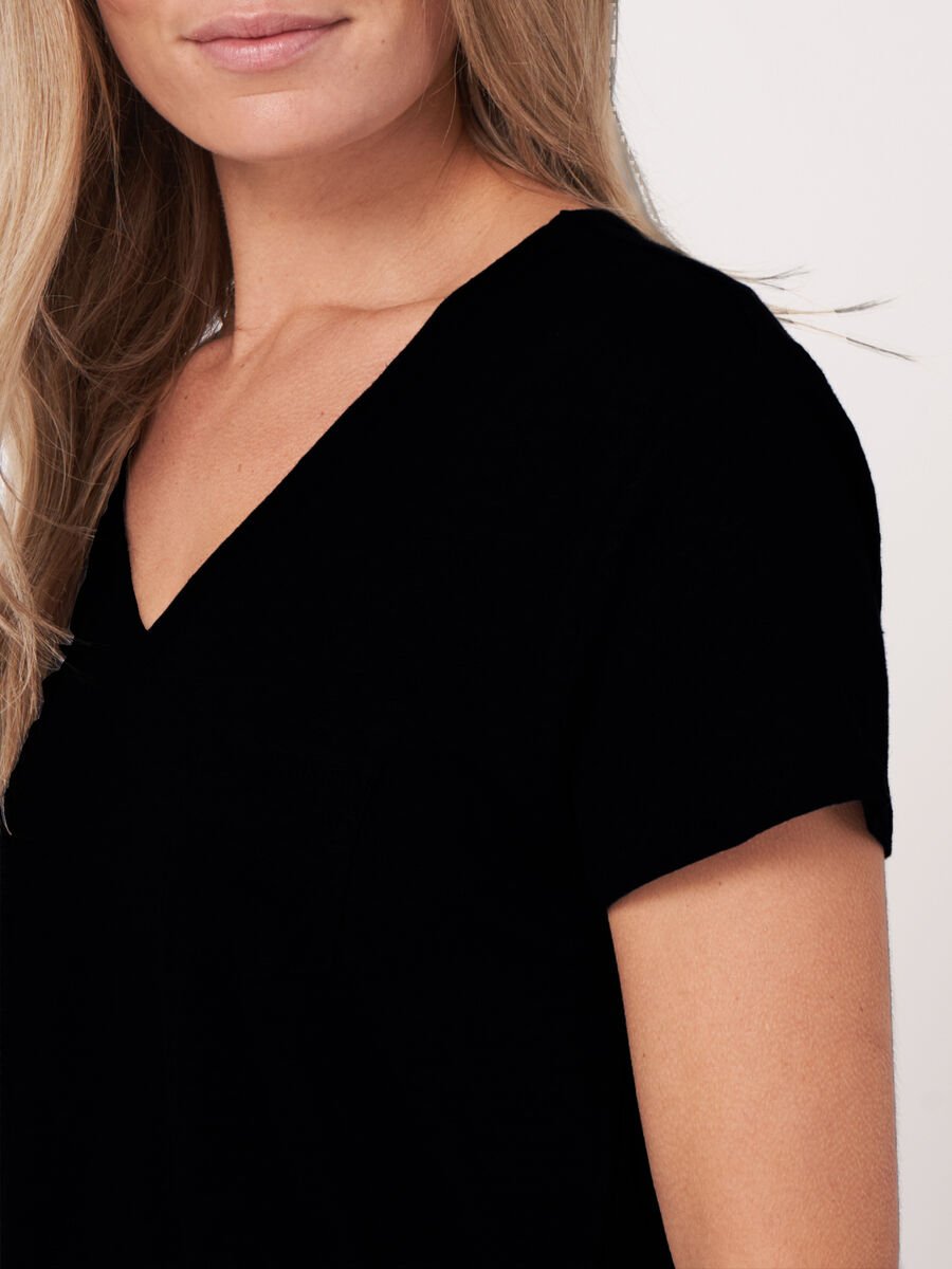 Repeat Cashmere Basic V-hals T-shirt Met Borstzakje Van Zuiver Linnen