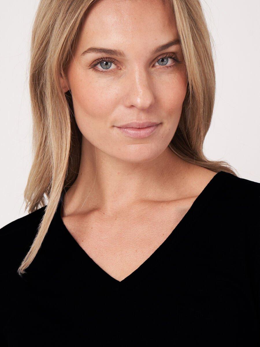 Repeat Cashmere Basic V-hals T-shirt Met Borstzakje Van Zuiver Linnen