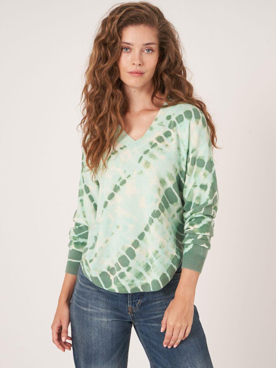 repeat cashmere Cashmere trui met V-hals en tie dye print