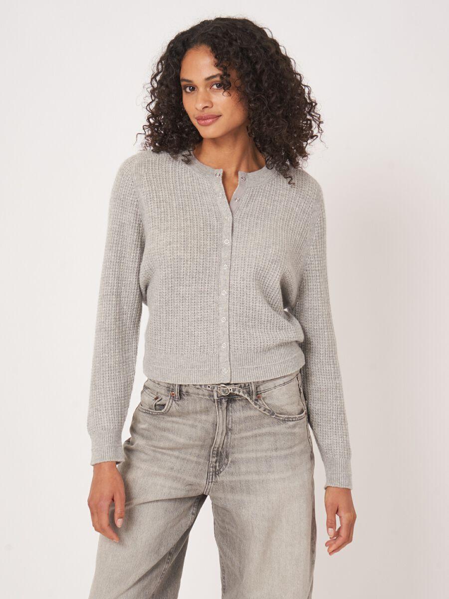 repeat cashmere Cashmere vest met textuur en drukknopen