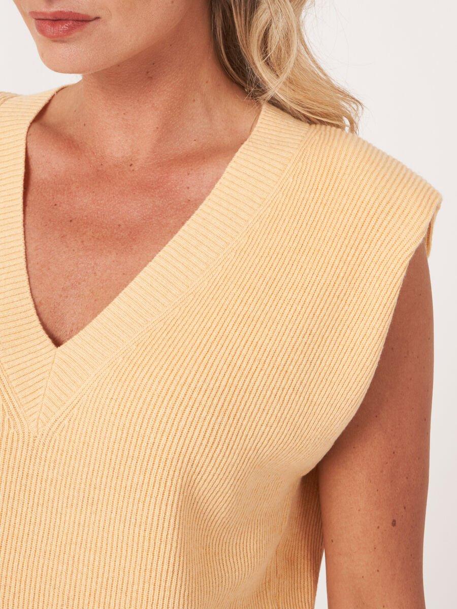 Repeat Cashmere Gebreide Mouwloze Top Met Diepe V-hals
