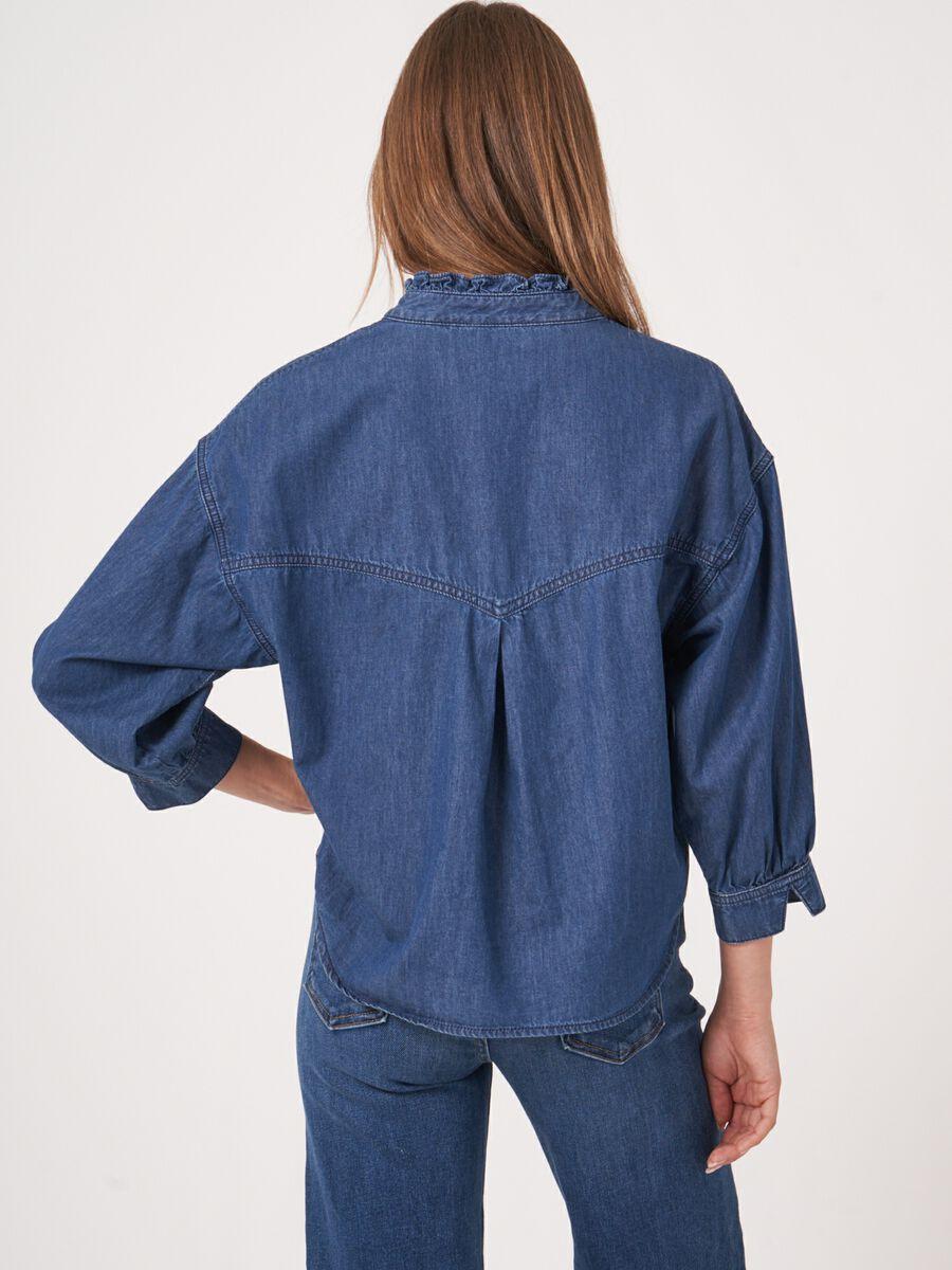 Repeat Cashmere Losvallende Denim Blouse Met Ruchekraag