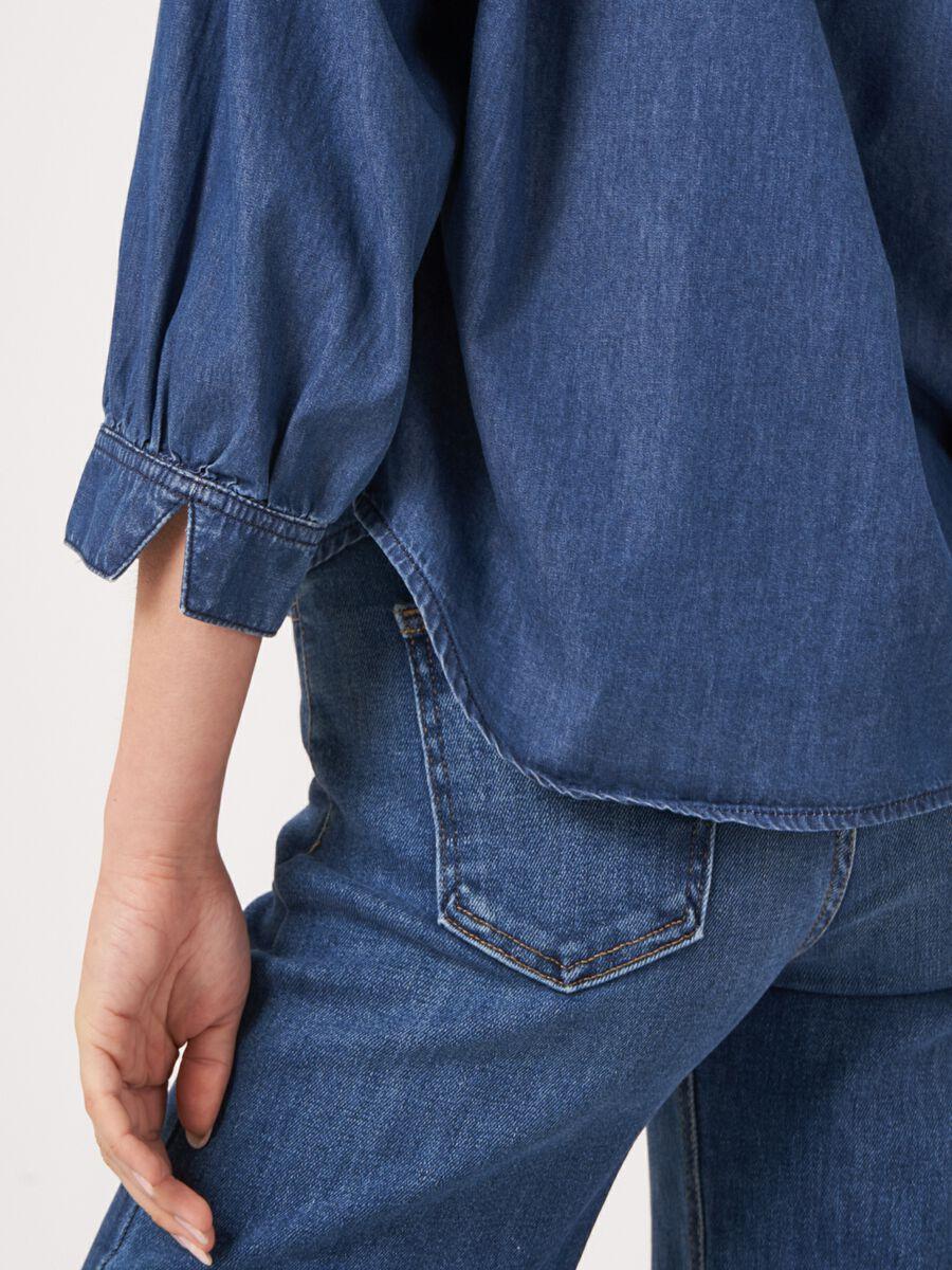 Repeat Cashmere Losvallende Denim Blouse Met Ruchekraag