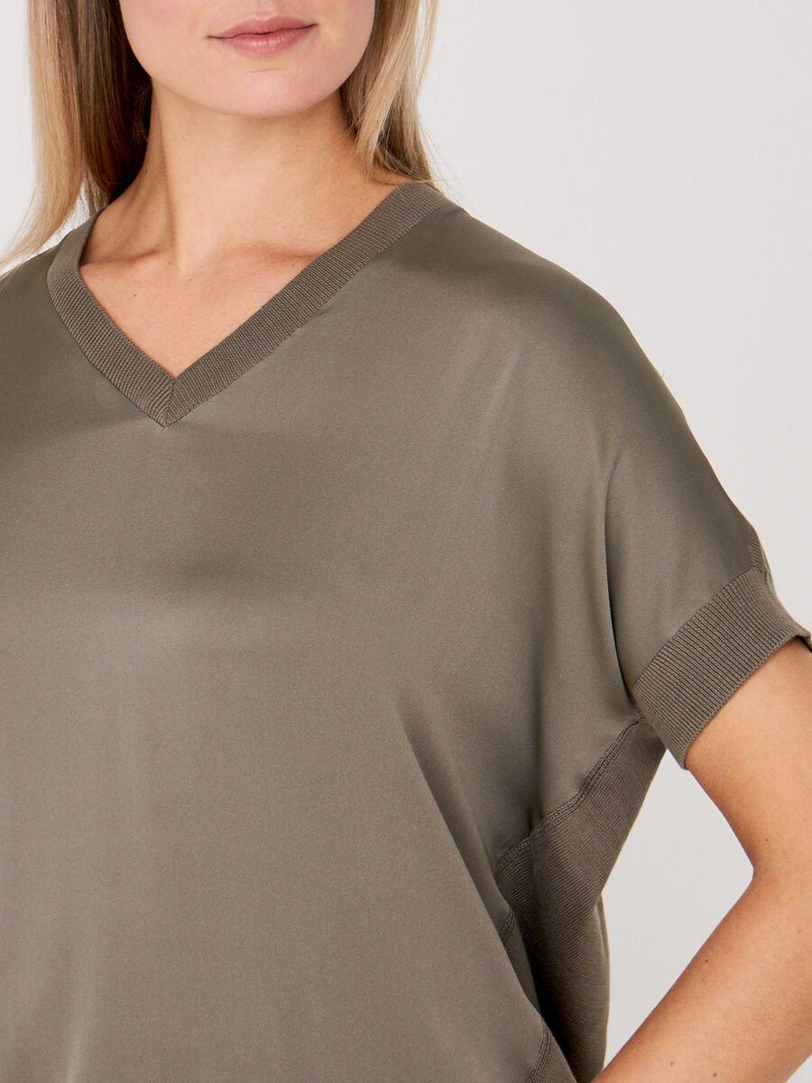 Repeat Cashmere Mouwloze V-hals Trui Met Zijde Aan Voorkant