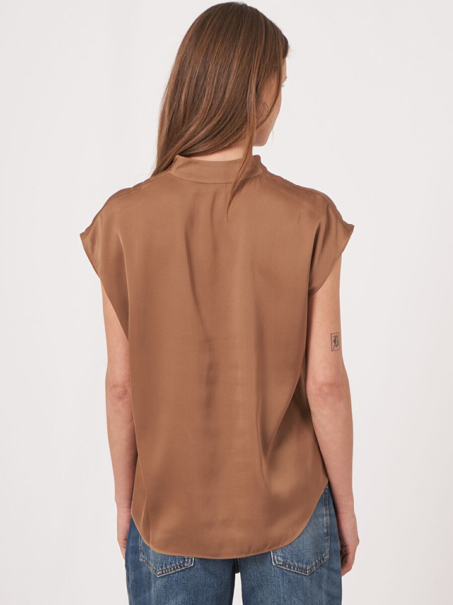 Repeat Cashmere Mouwloze Zijden Top Met Hals Met Splitje