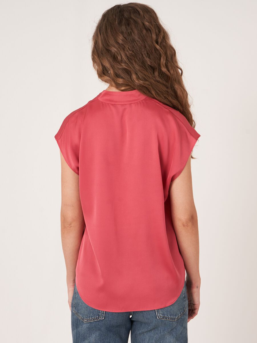 Repeat Cashmere Mouwloze Zijden Top Met Hals Met Splitje