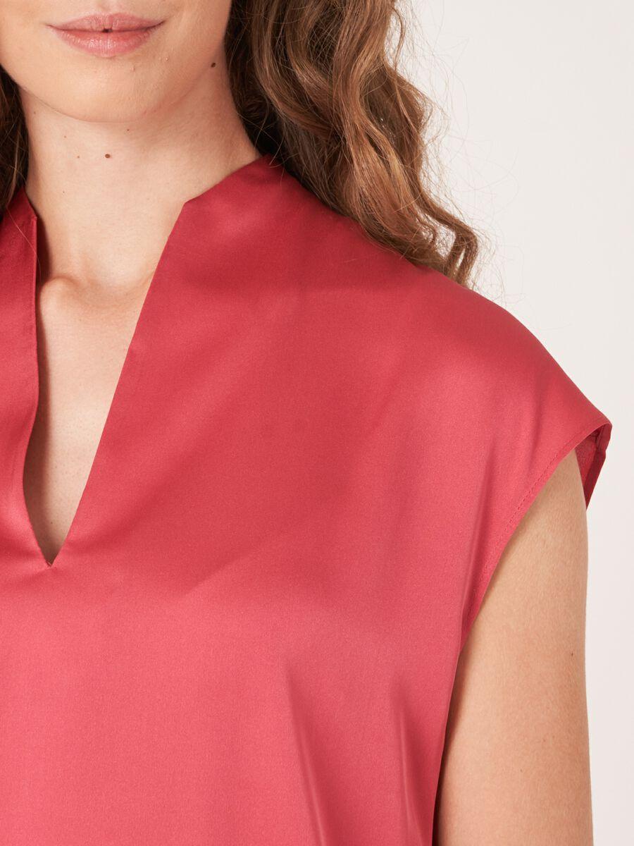 Repeat Cashmere Mouwloze Zijden Top Met Hals Met Splitje