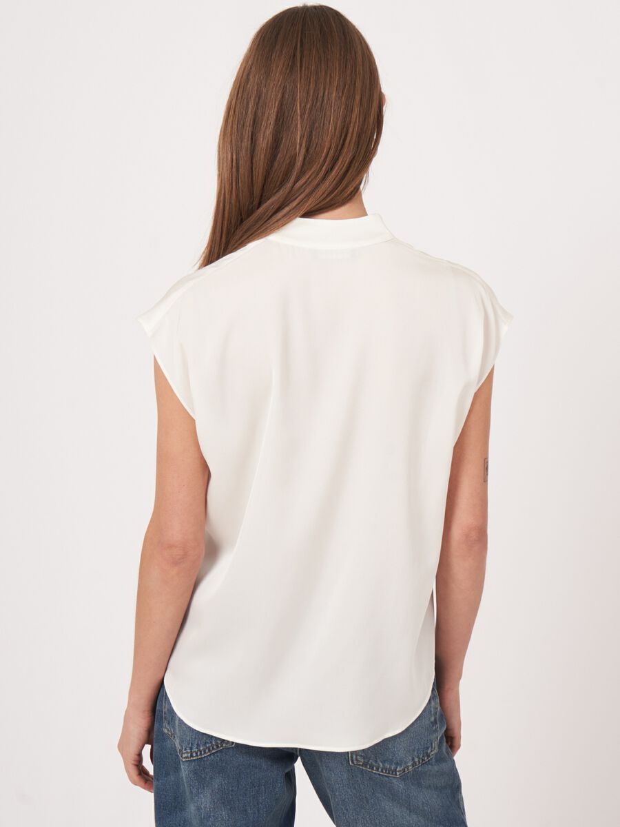 Repeat Cashmere Mouwloze Zijden Top Met Hals Met Splitje