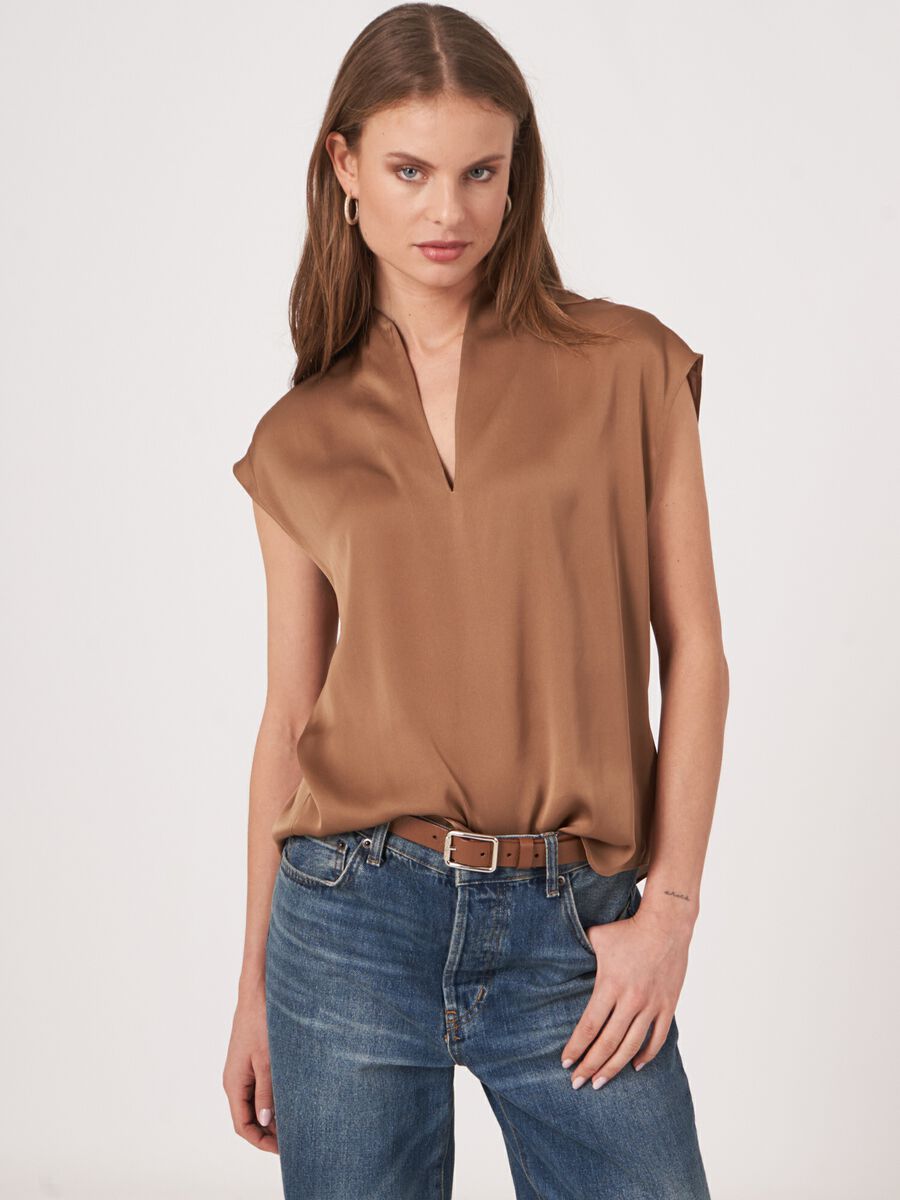 repeat cashmere Mouwloze zijden top met hals met splitje