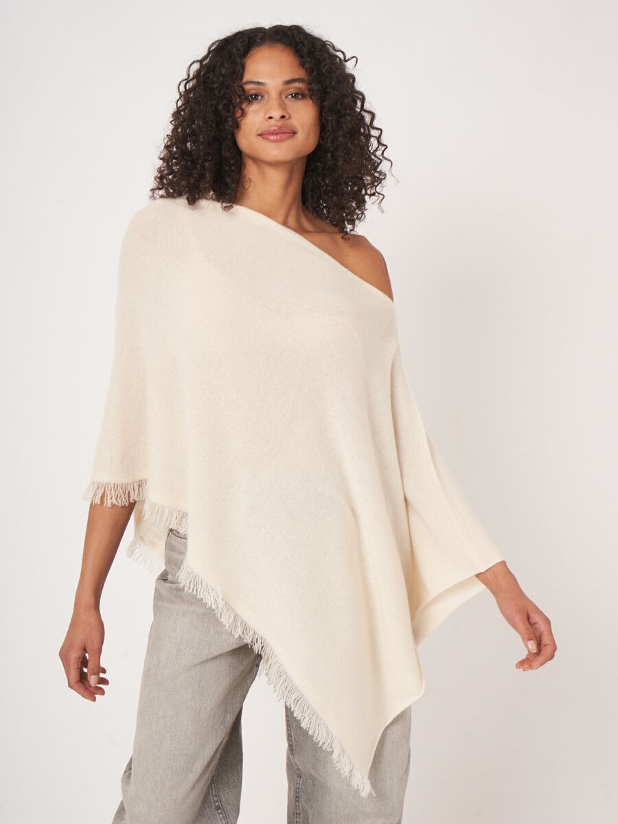 repeat cashmere Organisch cashmere poncho met franjes
