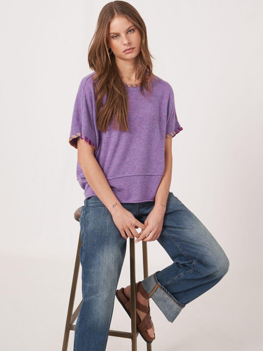 repeat cashmere poncho-trui van biologisch cashmere met geborduurde festonsteek