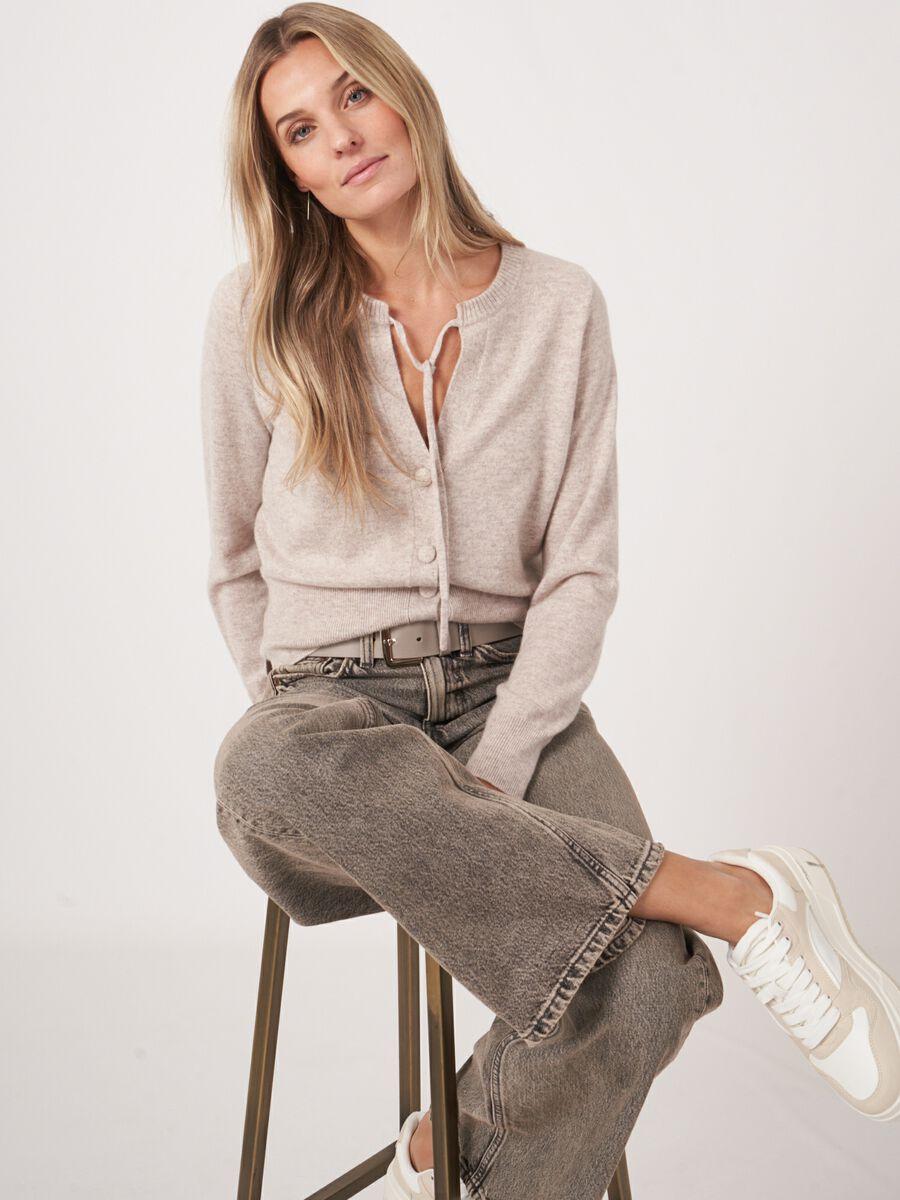 repeat cashmere Cashmere vest met strikkoord