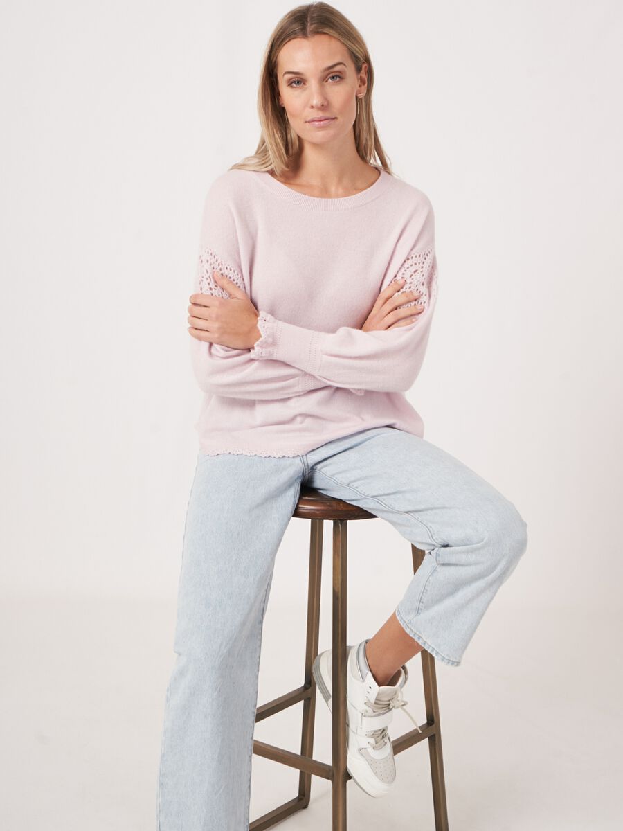 repeat cashmere Trui van biologisch cashmere met handgemaakte gehaakte details
