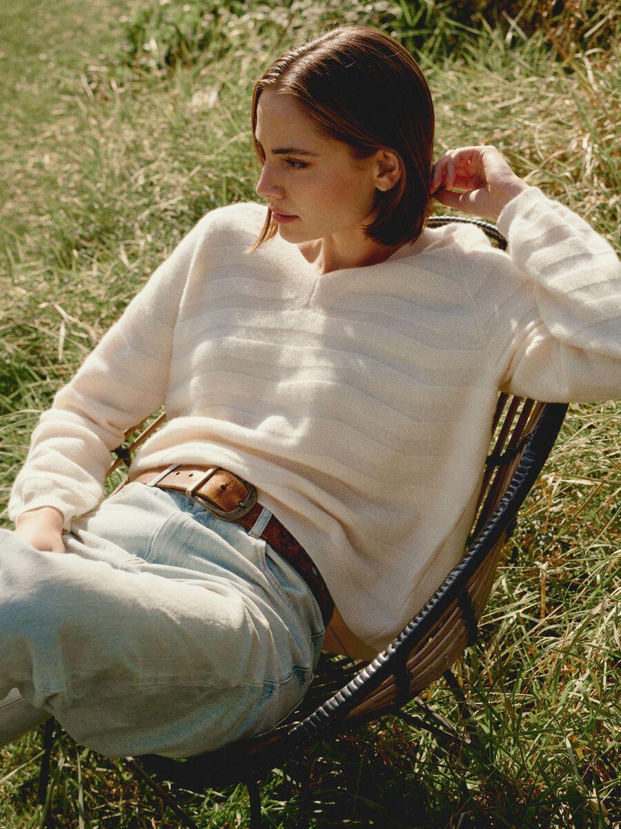 repeat cashmere V-hals cashmere trui met golvende strepen met textuur