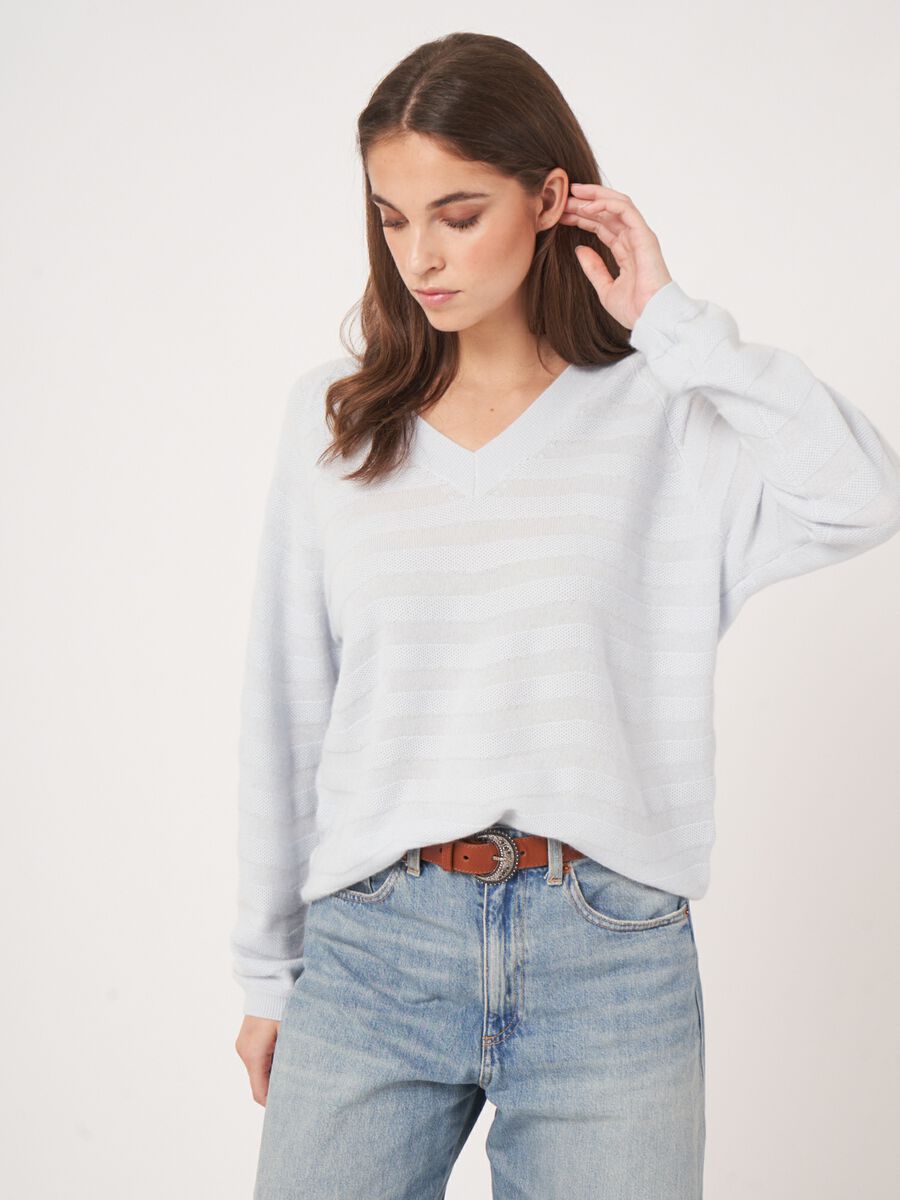 Repeat Cashmere V-hals Cashmere Trui Met Golvende Strepen Met Textuur