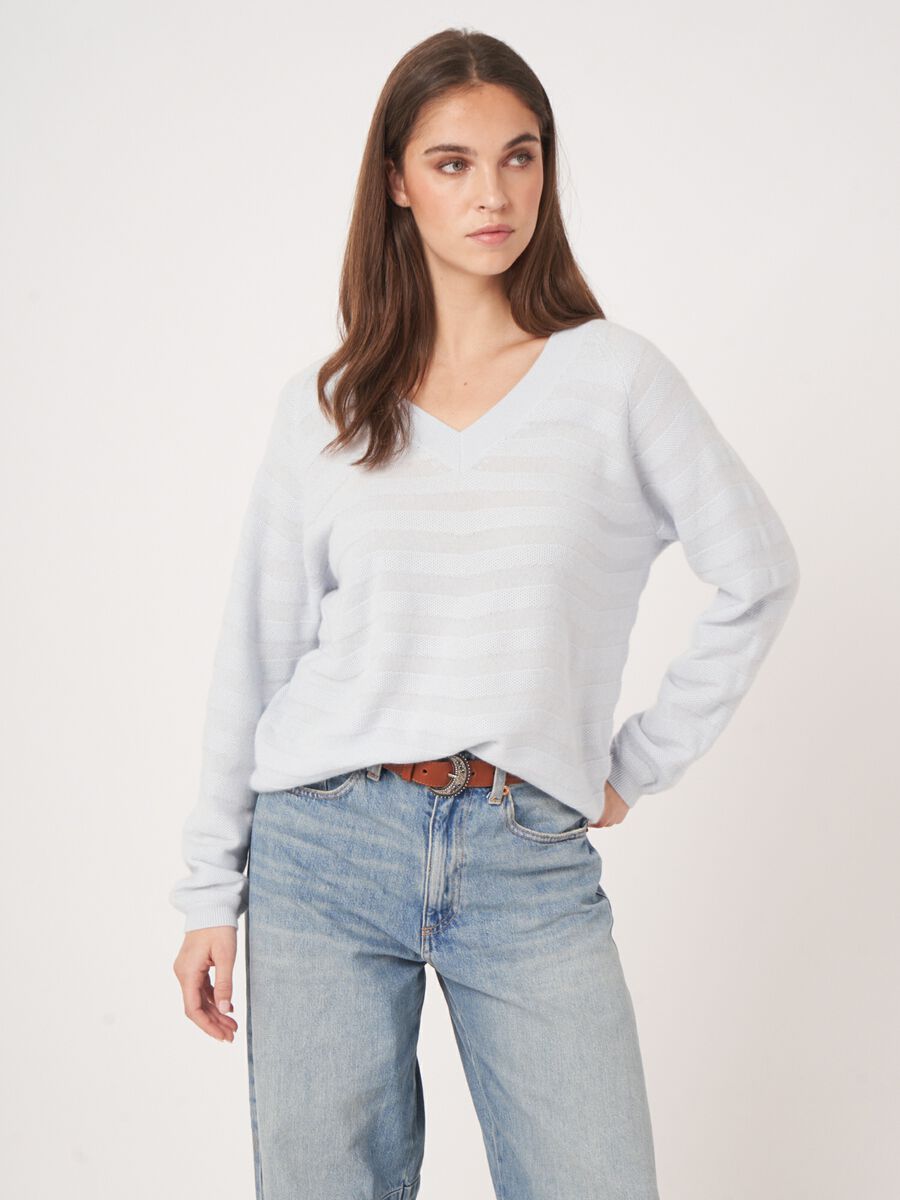 Repeat Cashmere V-hals Cashmere Trui Met Golvende Strepen Met Textuur