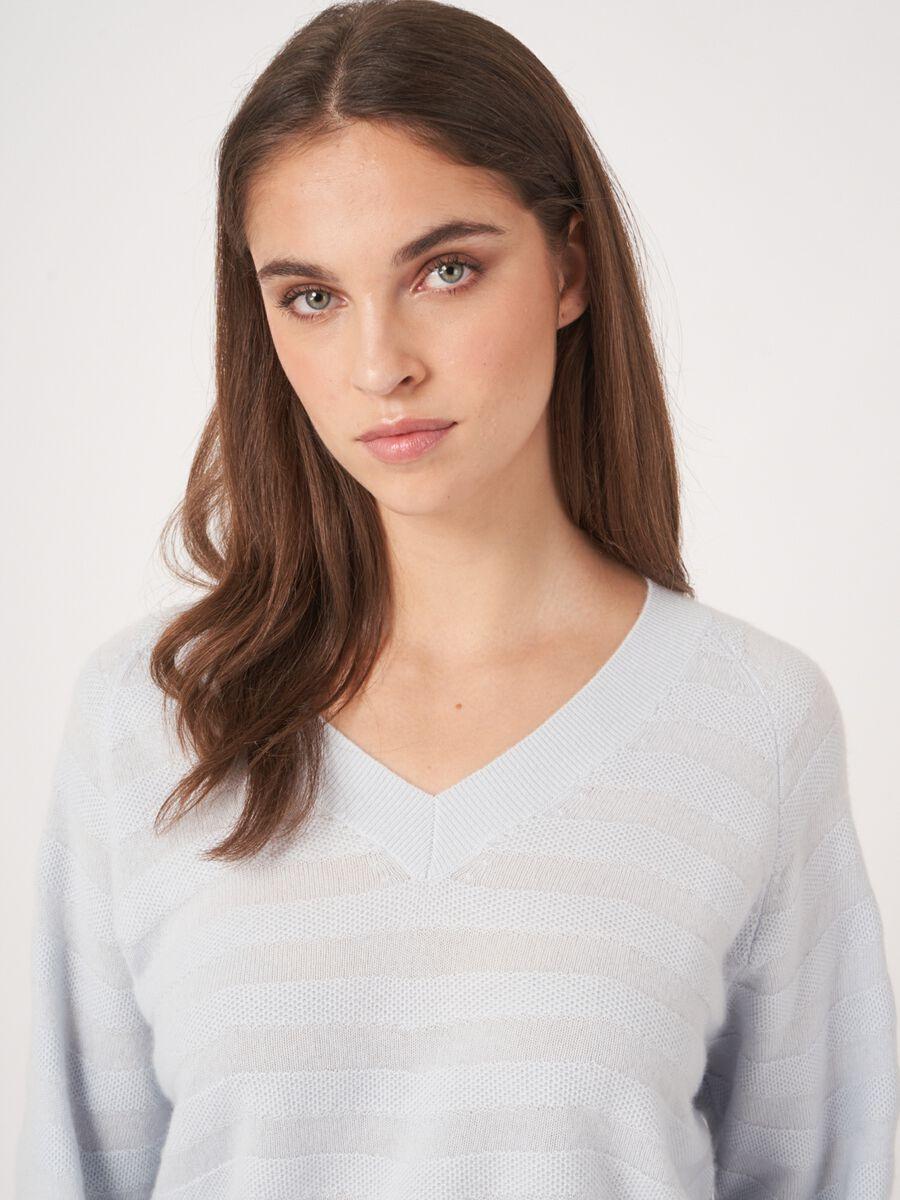 Repeat Cashmere V-hals Cashmere Trui Met Golvende Strepen Met Textuur