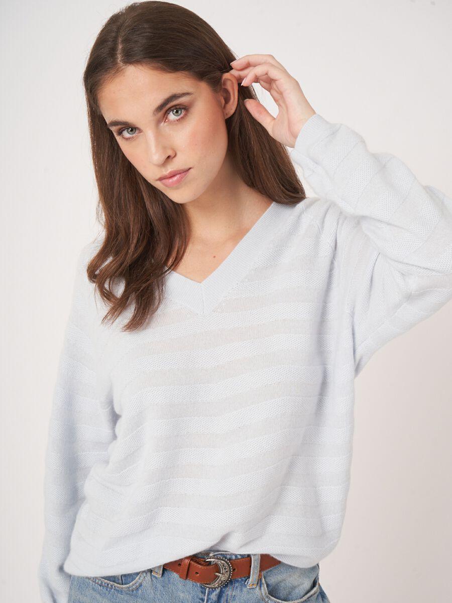 repeat cashmere V-hals cashmere trui met golvende strepen met textuur