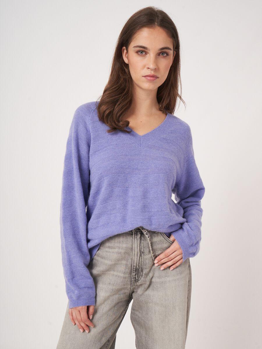 repeat cashmere V-hals cashmere trui met golvende strepen met textuur