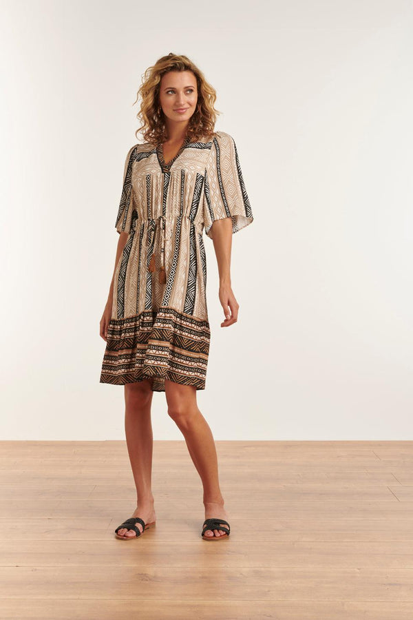 Smashed Lemon 23342 Zomerjurk Met Grafische Printbeige// 100% Rayon Ecovero | Sand-Black White