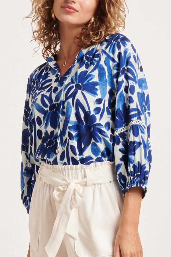 Smashed Lemon 24378 Dames Top Met Bloemenprintcrochet Detail | White-Blue