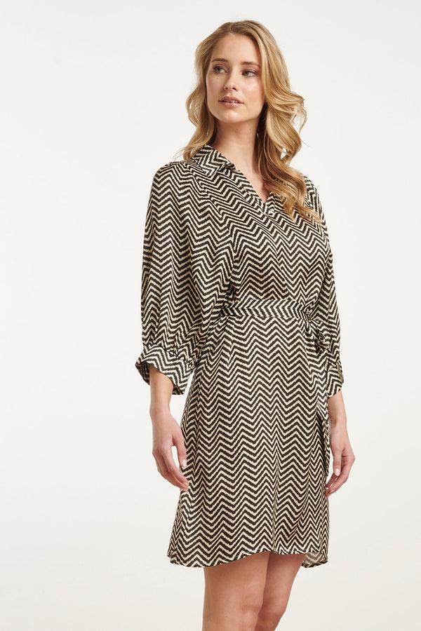 Smashed Lemon 25048 Korte Satijn Jurk Met Zigzagprint | Offwhite-Black