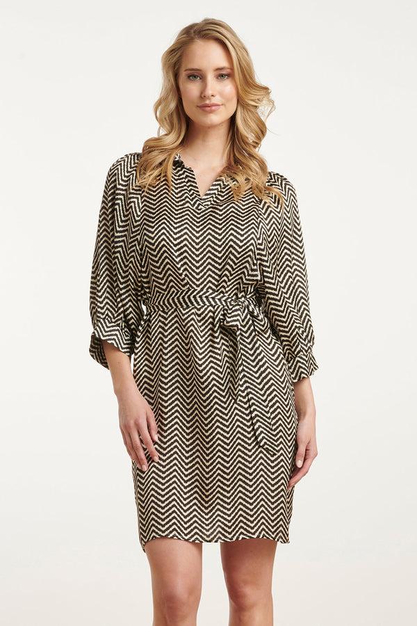 smashed lemon 25048 Korte Satijn Jurk Met Zigzagprint | Offwhite-Black smashed lemon 25048 Korte Satijn Jurk Met Zigzagprint | Offwhite-Black