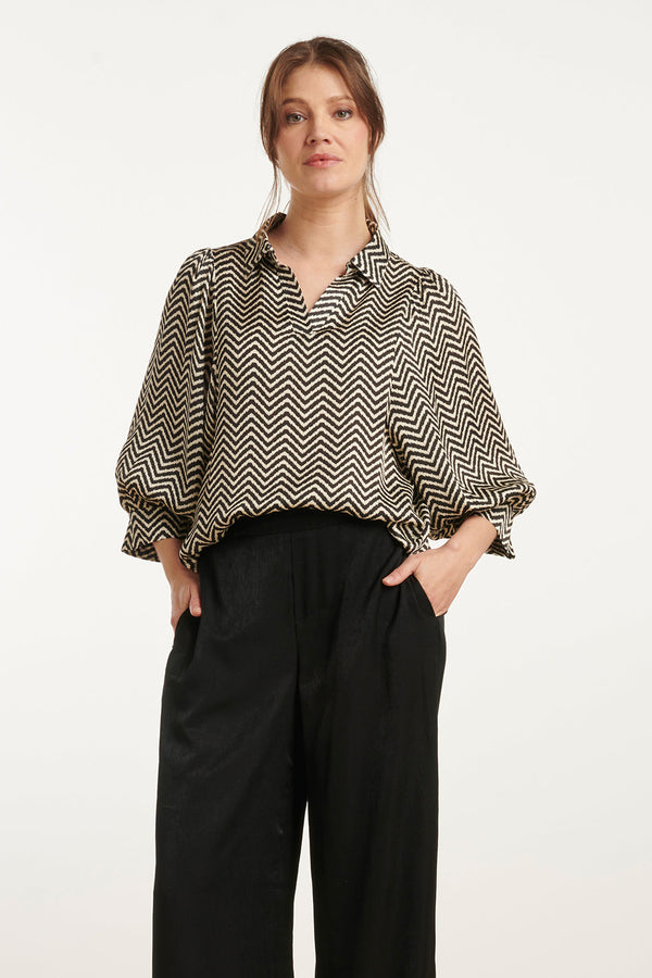 smashed lemon 25049 Zigzag Print Top Met Kraag3/4 Puff Mouwen | Offwhite-Black