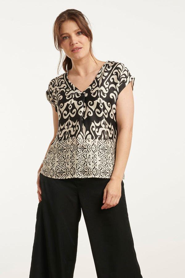 smashed lemon 25088 -Te Satijnen Top Met Ornamentenprint | Offwhite-Black smashed lemon 25088 -Te Satijnen Top Met Ornamentenprint | Offwhite-Black