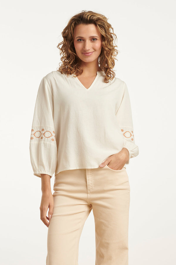 smashed lemon 25194 Off White Top Met Geborduurde Mouwen | Sand-Off White smashed lemon 25194 Off White Top Met Geborduurde Mouwen | Sand-Off White