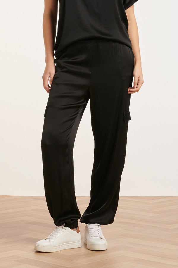 smashed lemon 24680 E Satijnen Cargo Broek | Black