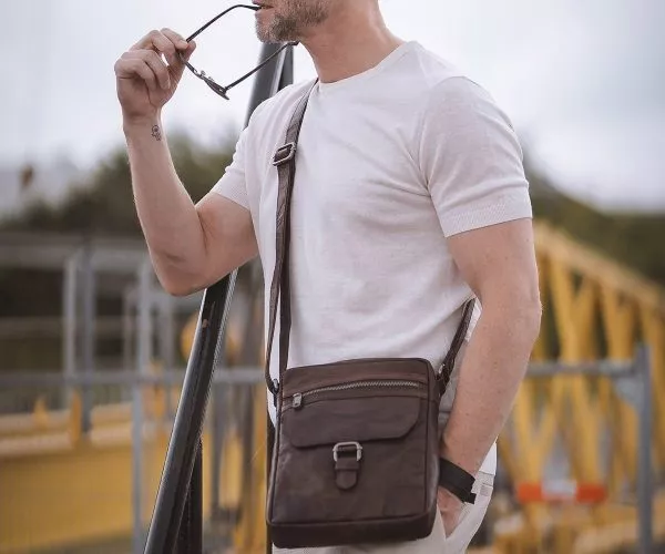 Spikes & Sparrow Spikes & Sparrow Leren A5 Crossbodytas Met Tabletvak – Nebraska – Brandy Cognac