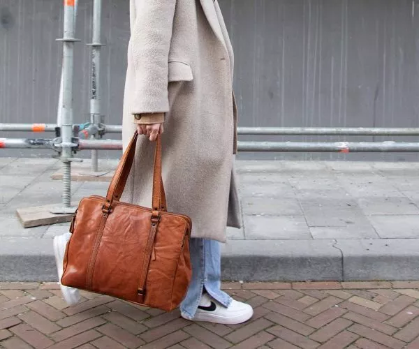 Spikes & Sparrow Spikes & Sparrow Leren Laptop Schoudertas – Kansas – Brandy Cognac