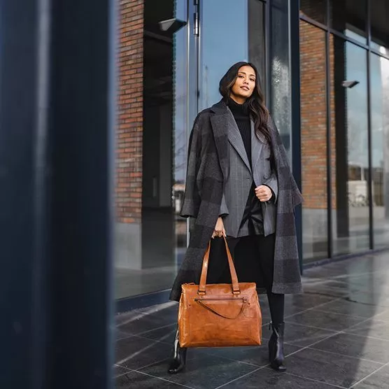 Spikes & Sparrow Spikes & Sparrow Leren Laptop Schoudertas – Sadie – Brandy Cognac